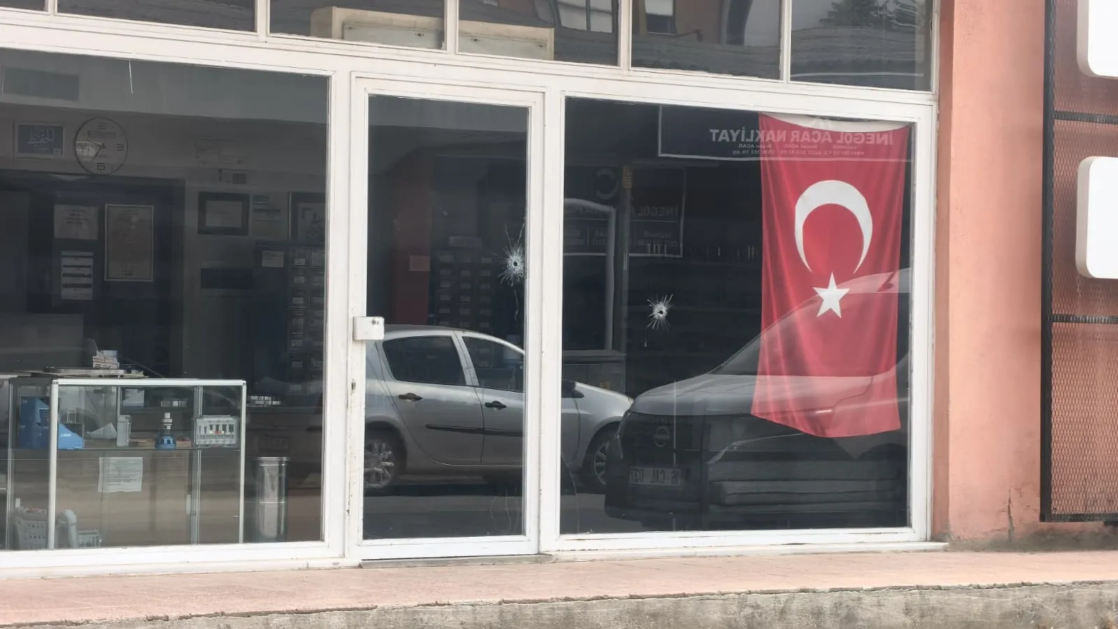 İnegöl’de gece yarısı iş yerine kurşun yağdırdılar