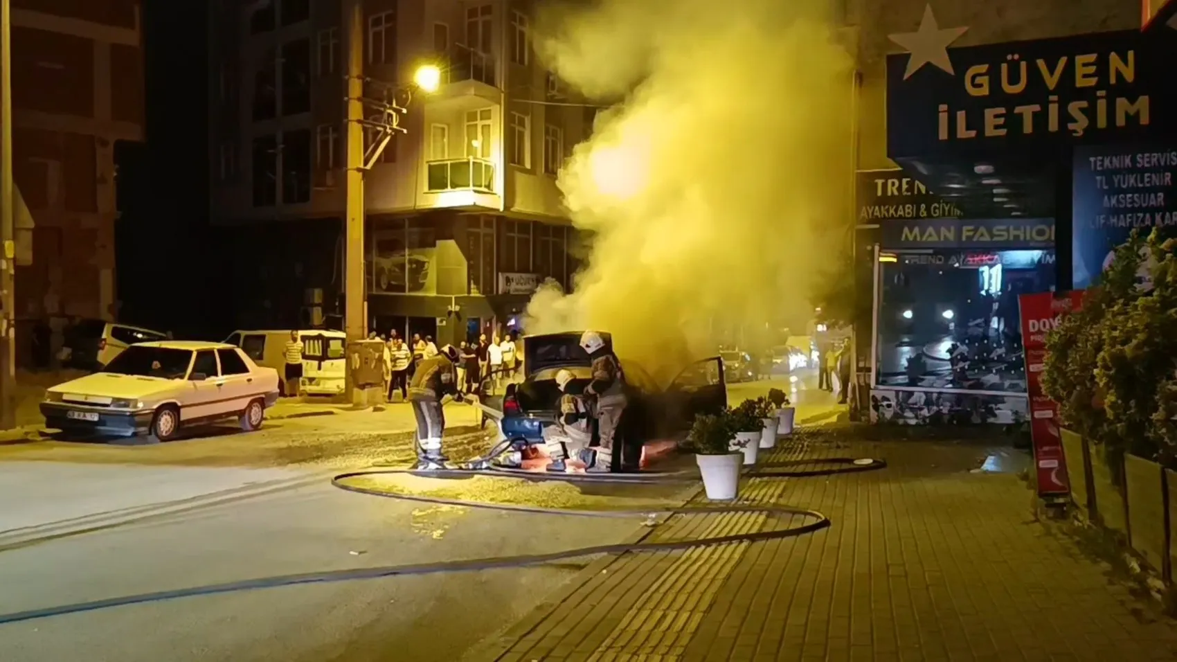 Bursa'da gece yarısı otomobil yangını paniği