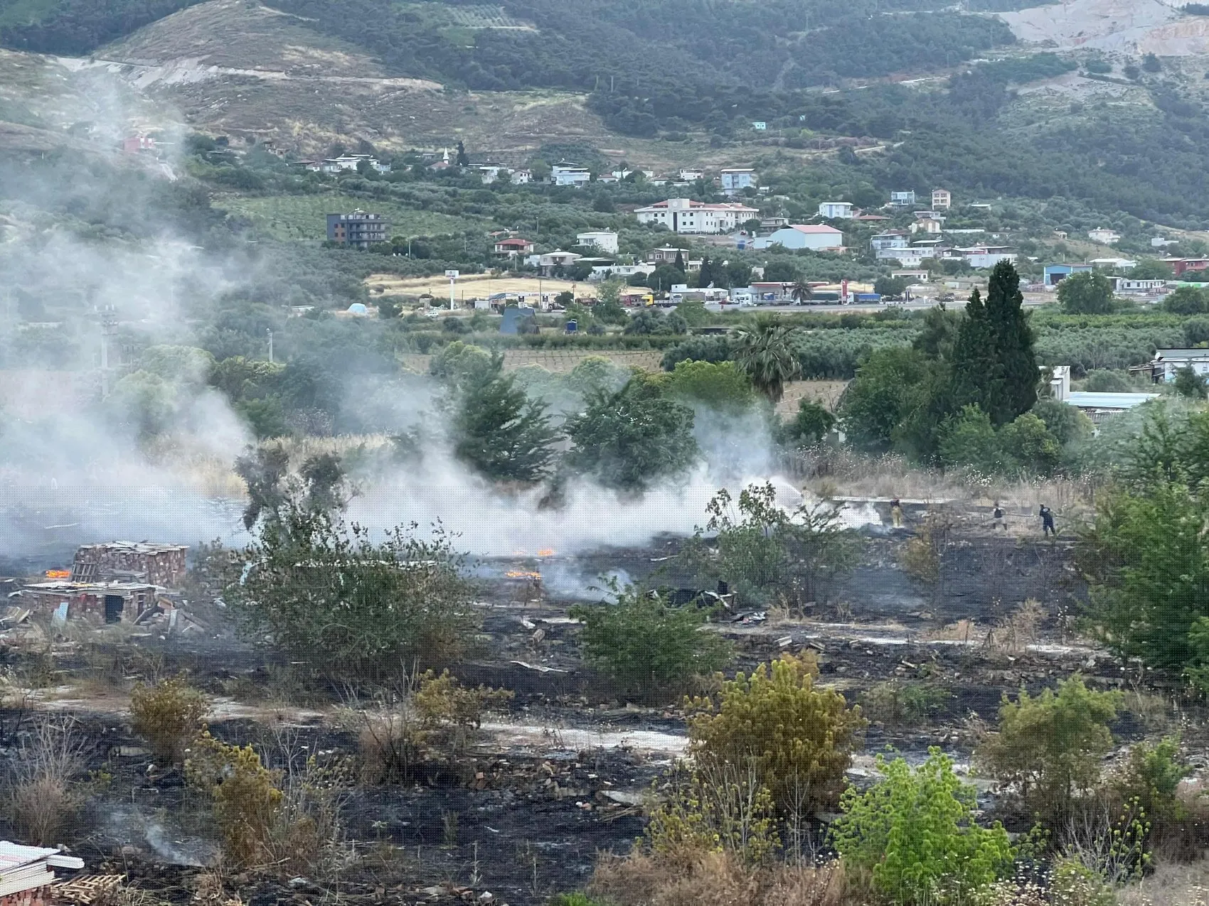 Manisa'da sanayi sitesini tehdit eden yangın büyümeden durduruldu