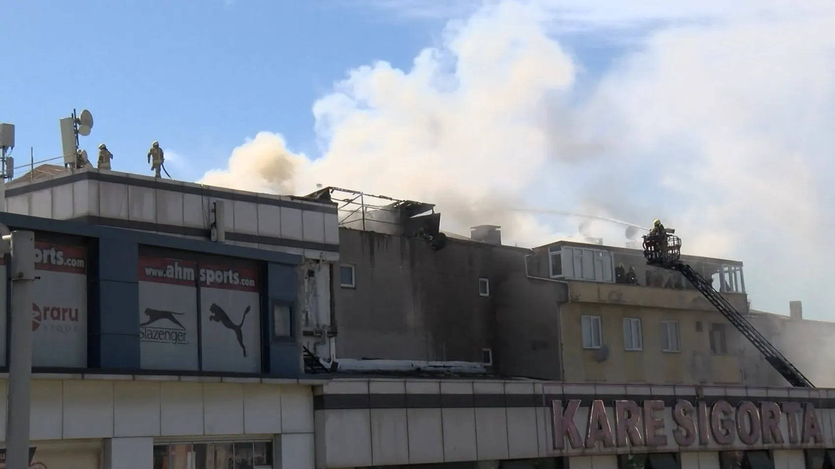 Ataşehir Yenisahra’da çatı yangını paniği