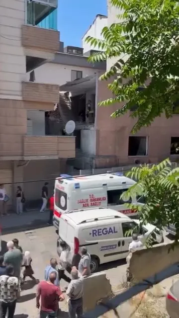 Küçükçekmece'de yıkım sırasında bina çöktü 3 işçi yaralandı