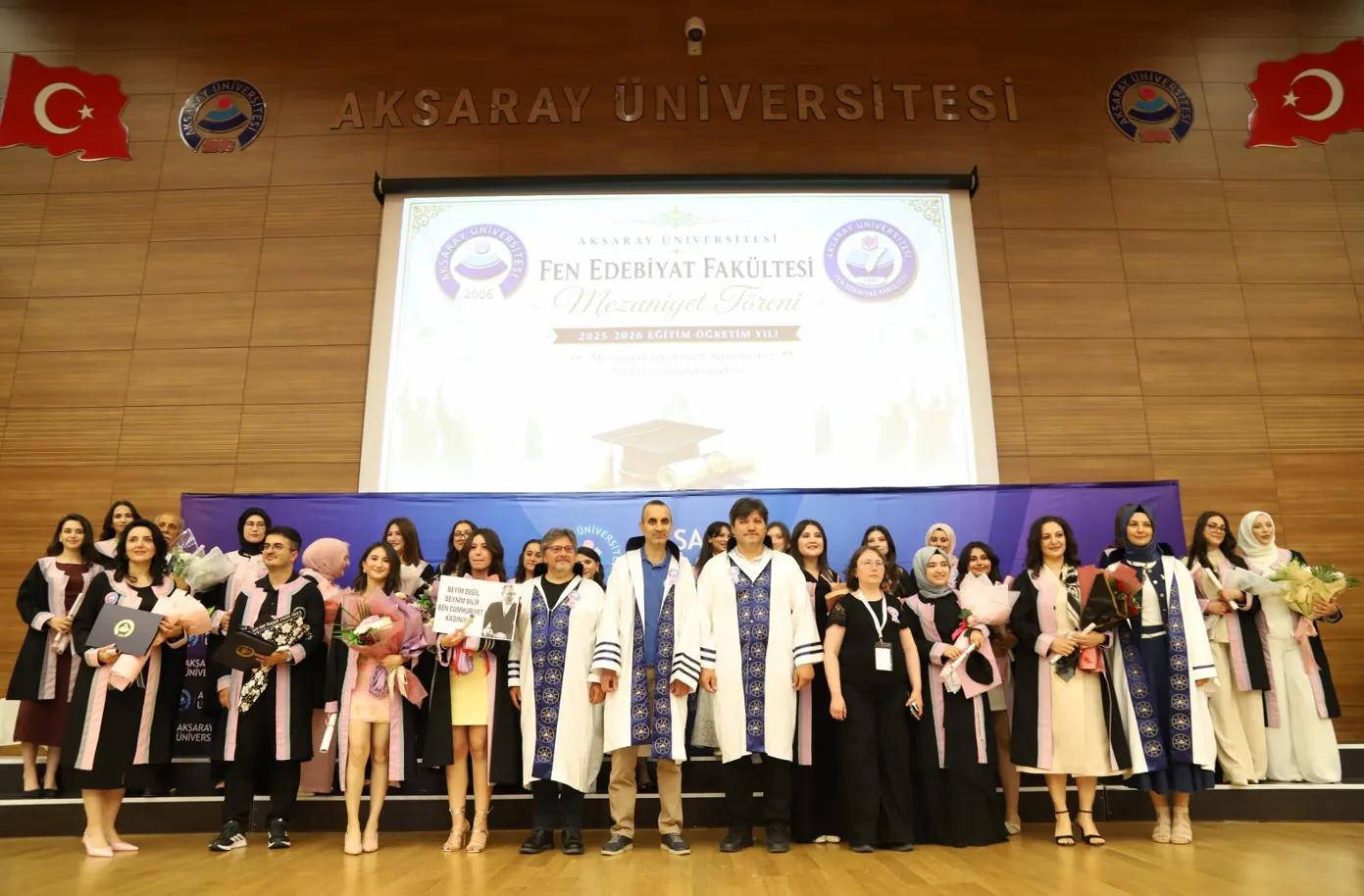 44 yaşında üniversiteyi dereceyle bitirerek herkese ilham oldu