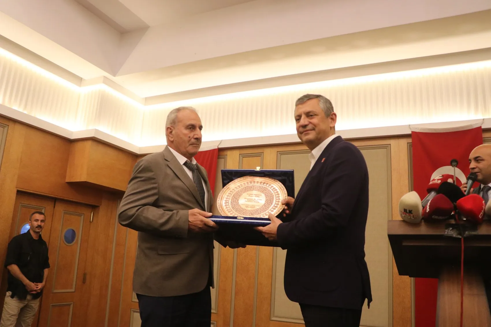 Özgür Özel'den CHP'ye yönelik müdahalelere sert çıkış