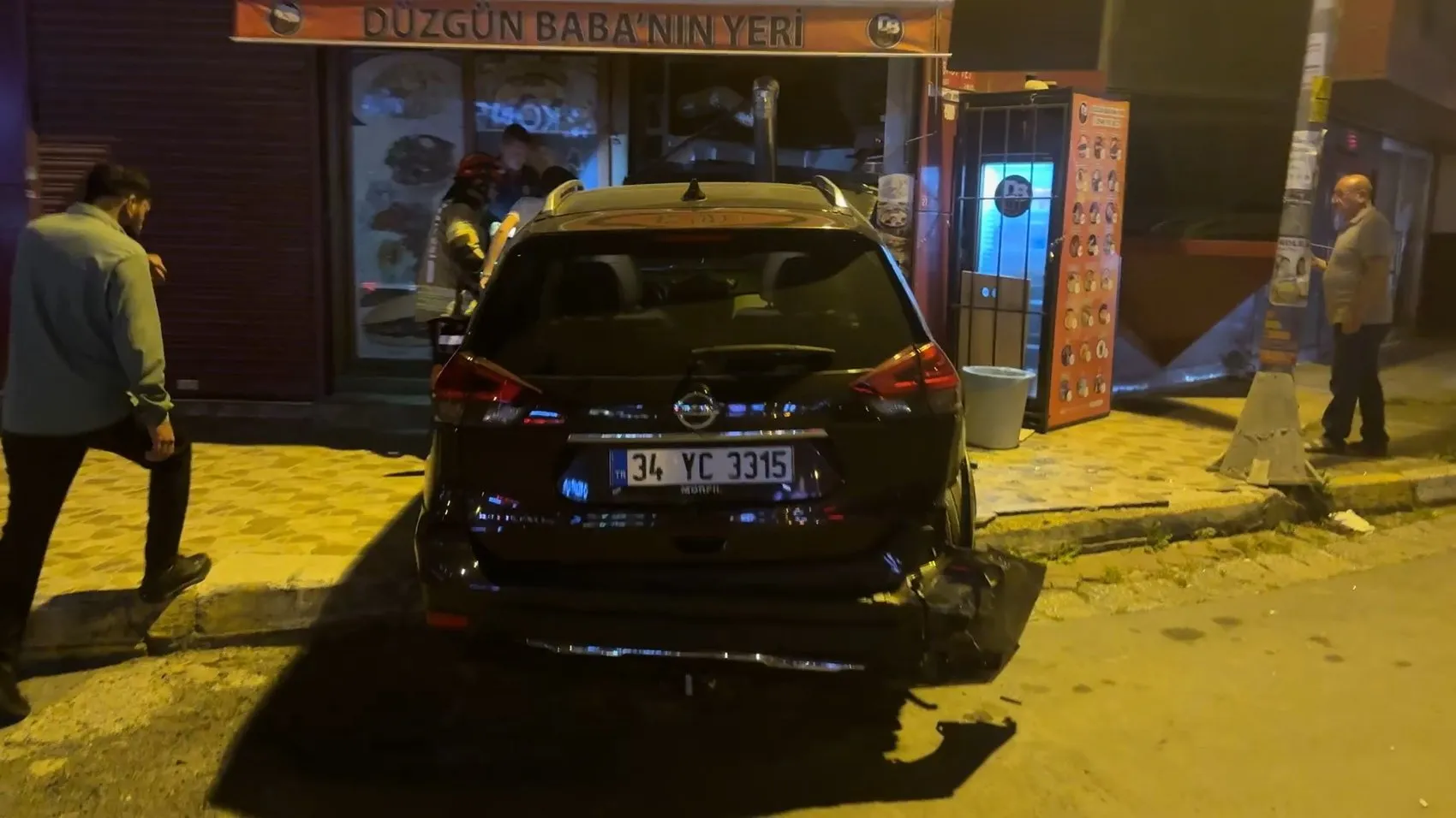 Avcılar'da kontrolden çıkan cip köfteciye daldı