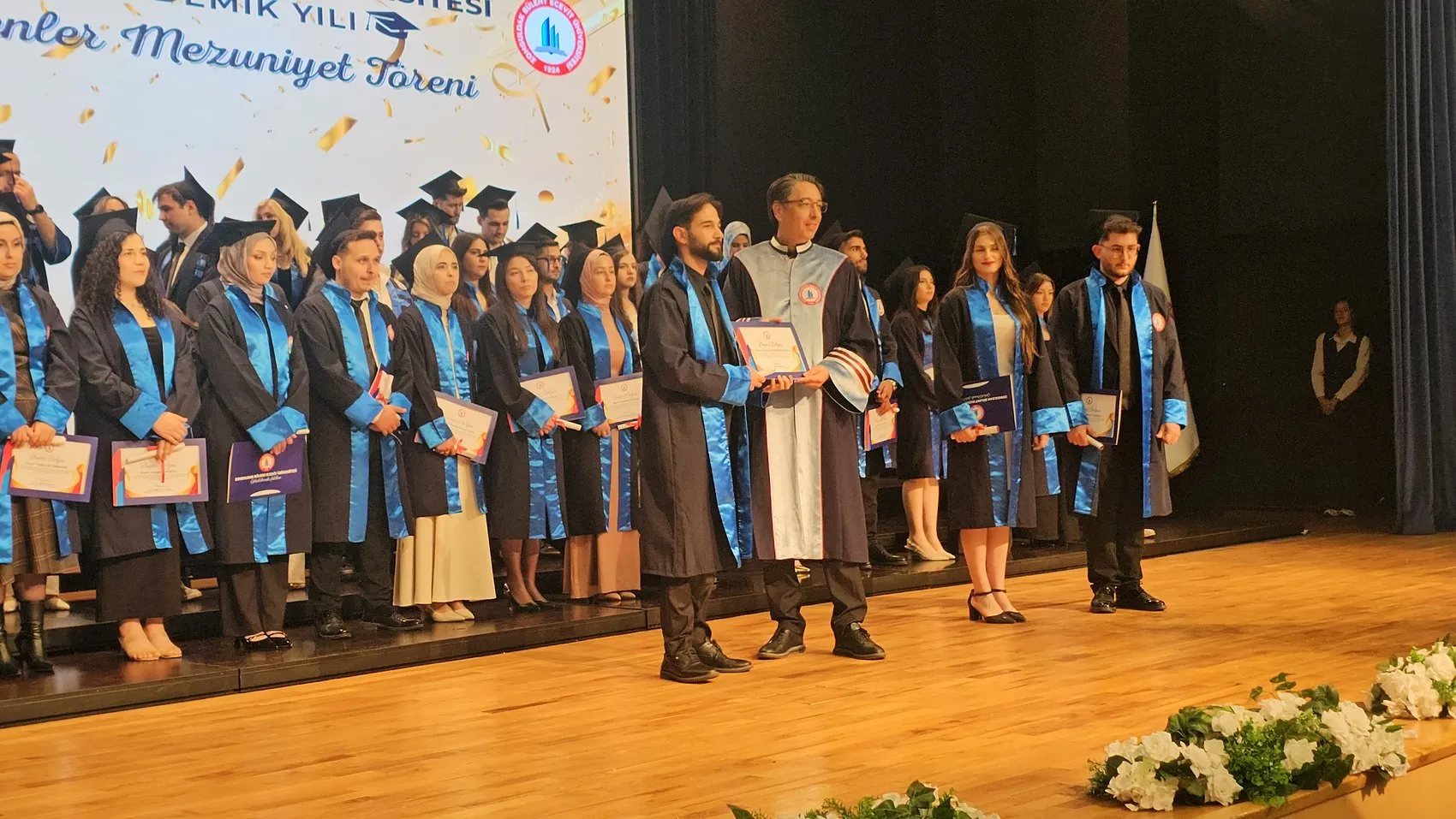 Zonguldak’ta sıra dışı mezuniyet Diplomasını almadan sahneye çıktı