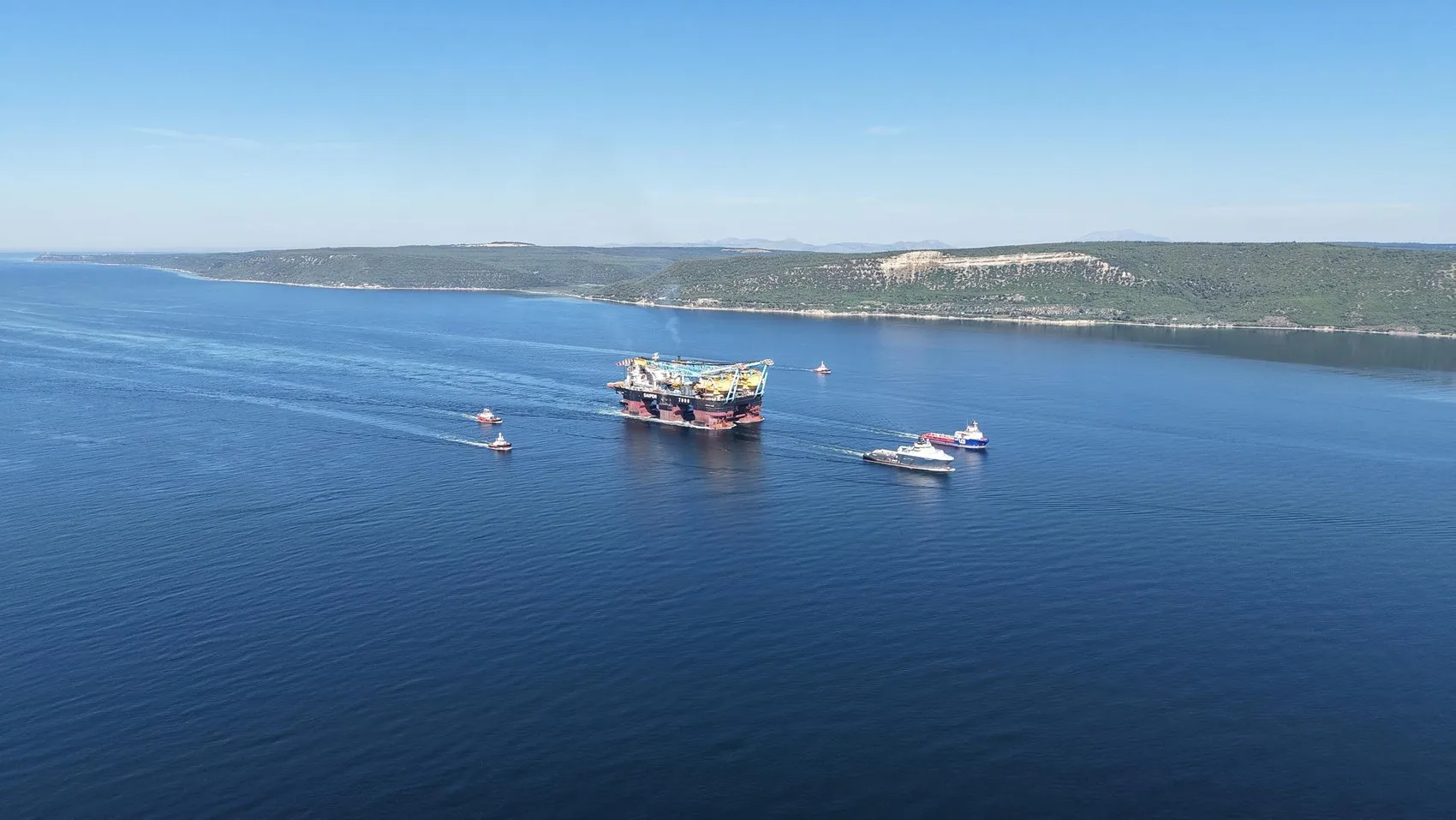Dev vinç gemisi Çanakkale Boğazı trafiğini kilitledi