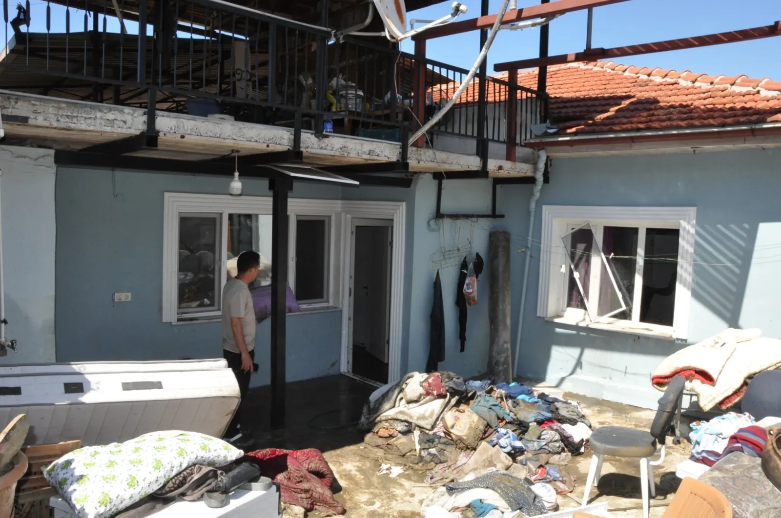 Salihli'de sel suları evi yuttu Boynuma kadar su geldi