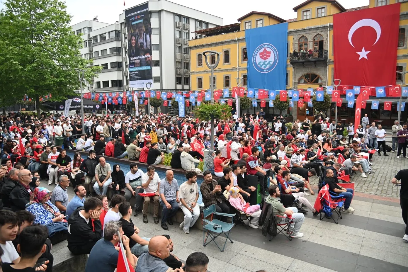 Trabzon Meydanı milli maç için dev ekrana kilitlendi