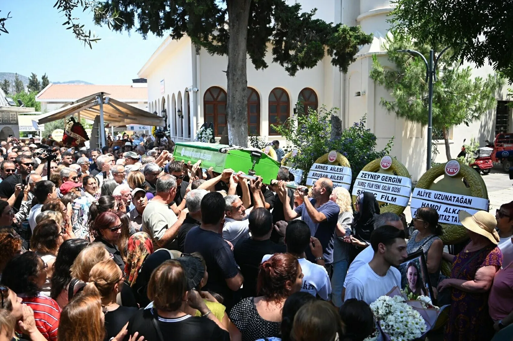 Oyuncu Ece İrtem Kuşadası'nda toprağa verildi