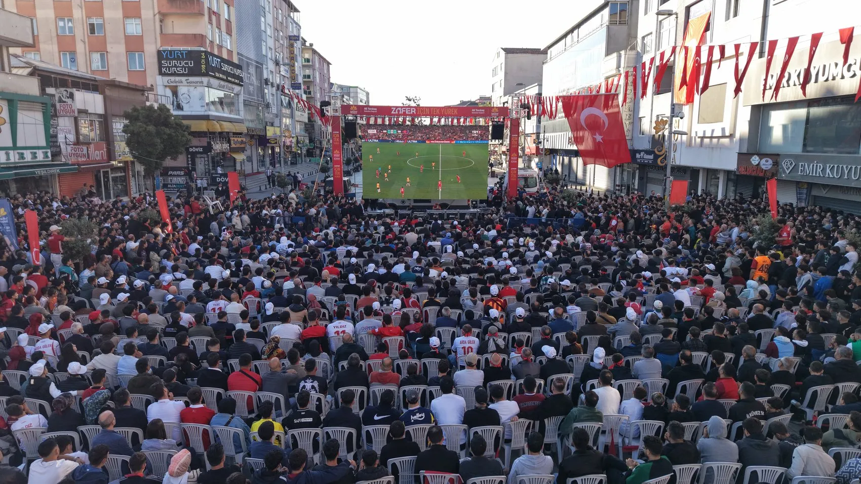 Sultanbeyli halkı sabah namazı sonrası milli maç için meydanda buluştu