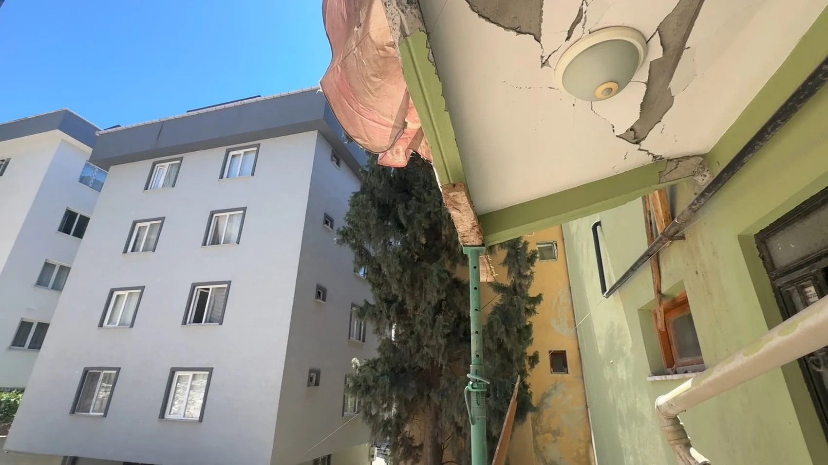 Avcılar'da kentsel dönüşüm yıkımı komşu binayı vurdu