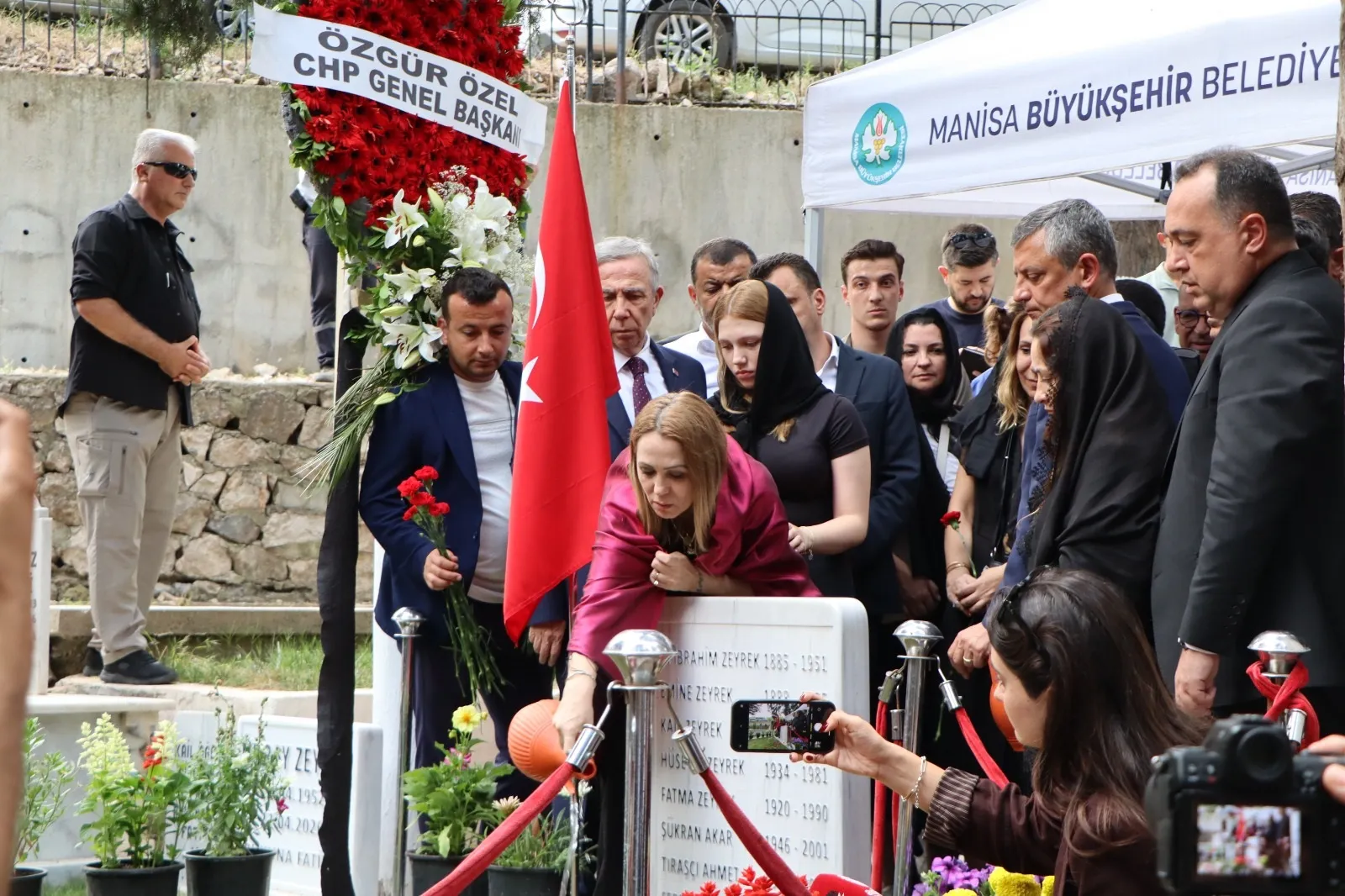 Ferdi Zeyrek anmasında Özgür Özel ve Mansur Yavaş buluşması
