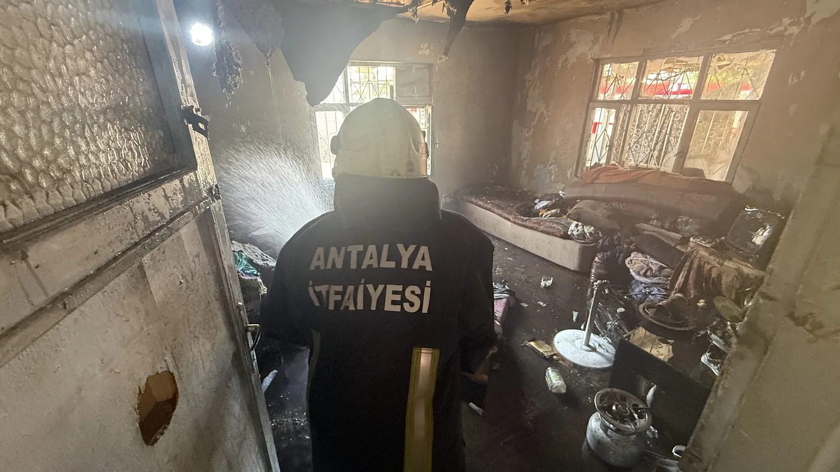 Antalya Kepez’de şüpheli yangın İki komşu ev aynı anda alev aldı