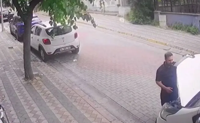 Sultangazi'de sürücülerin direksiyon ve kaput sürprizi