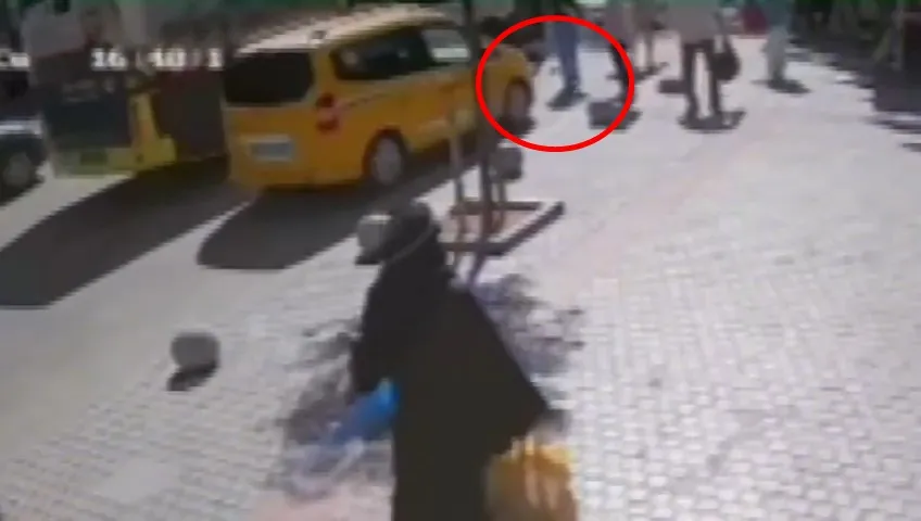 Bursa'da kontrolden çıkan taksi avukatı altına alarak sürükledi