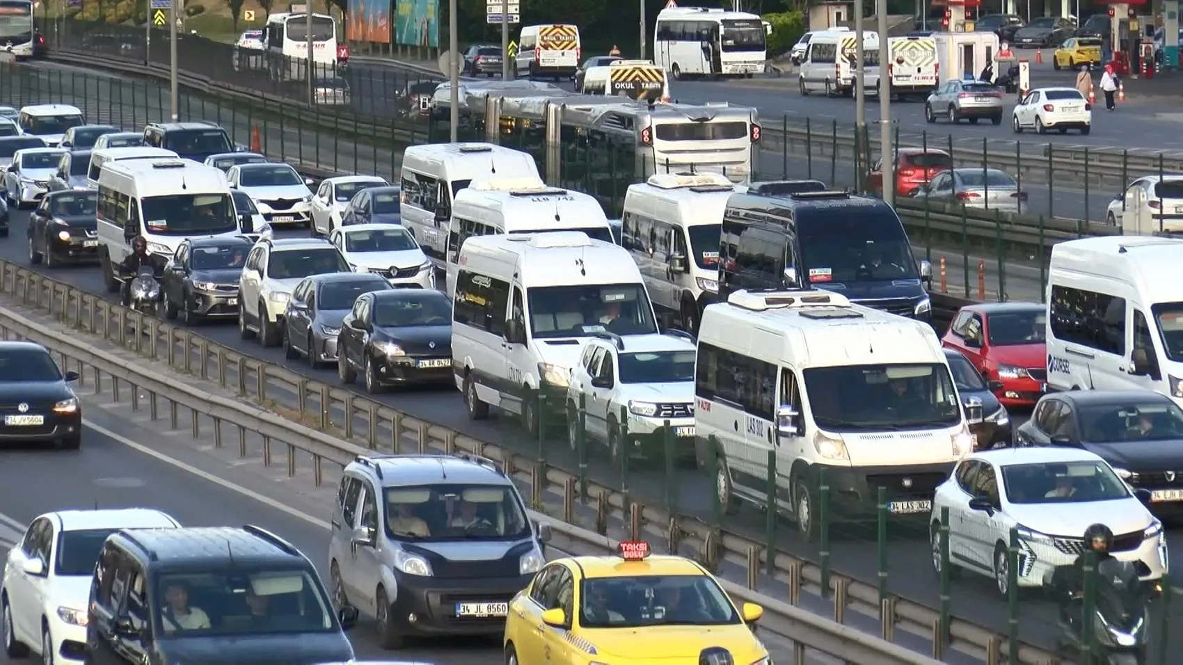 İstanbul trafiği bayram sonrası ilk mesai gününde kilitlendi