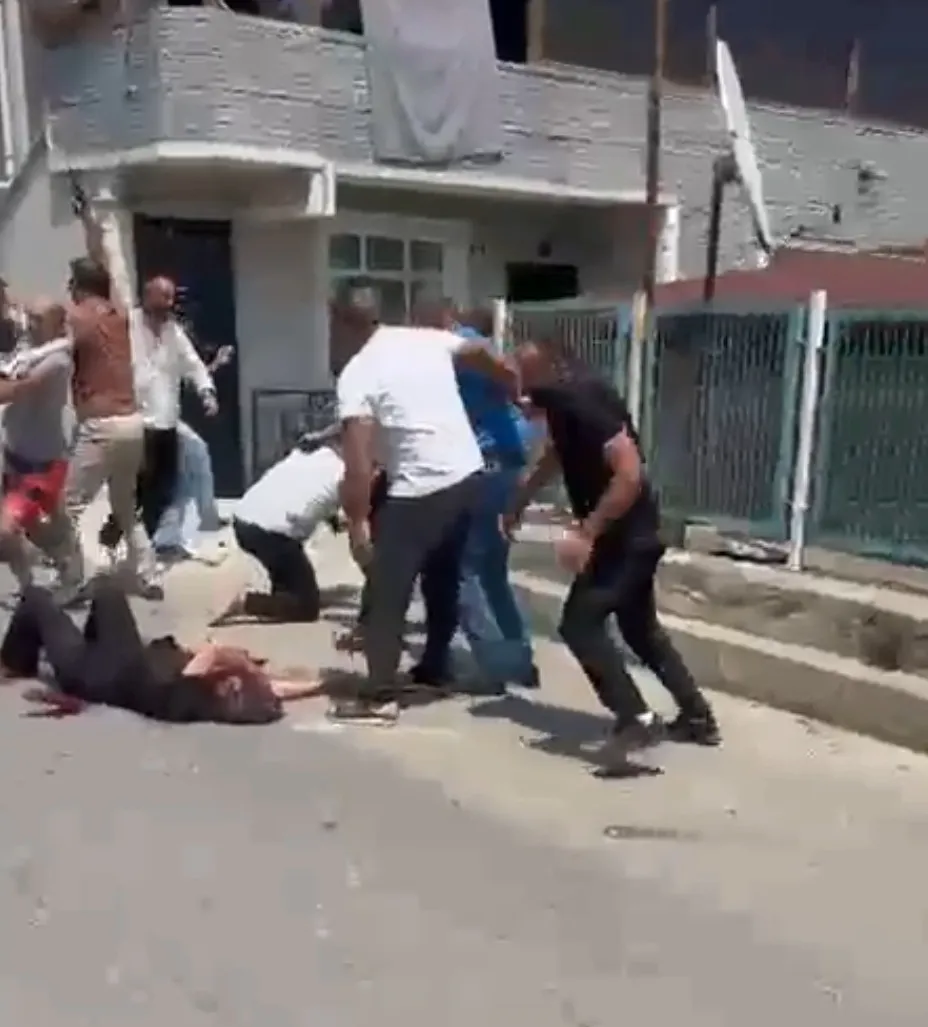 Kocaeli’de sokak ortasında vahşet Mahalleli saldırganı linç etmek istedi