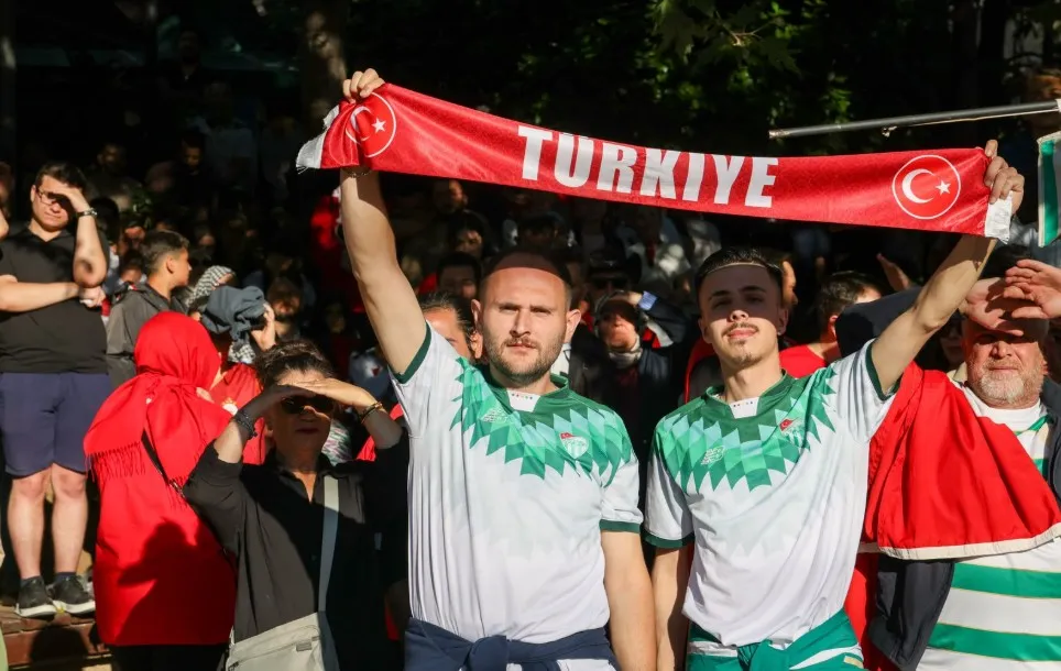 Bursa sokakları A Milli Takım için kırmızı beyaza büründü
