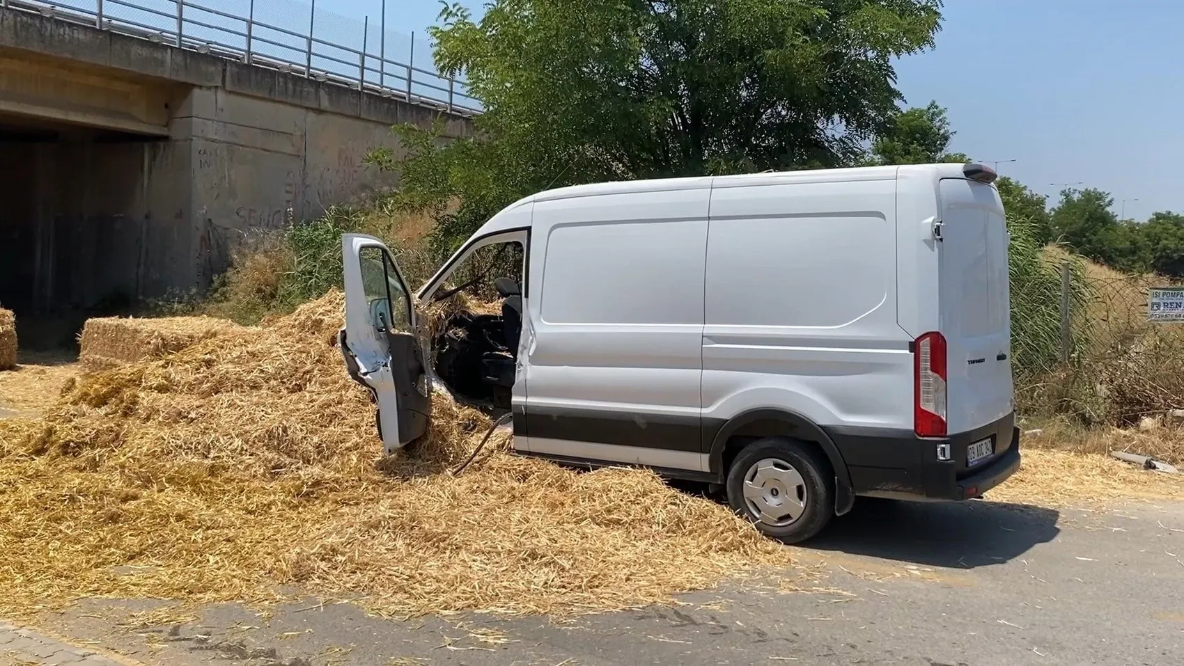 Aydın’da saman taşıyan TIR köprüye takılınca ortalık savaş alanına döndü