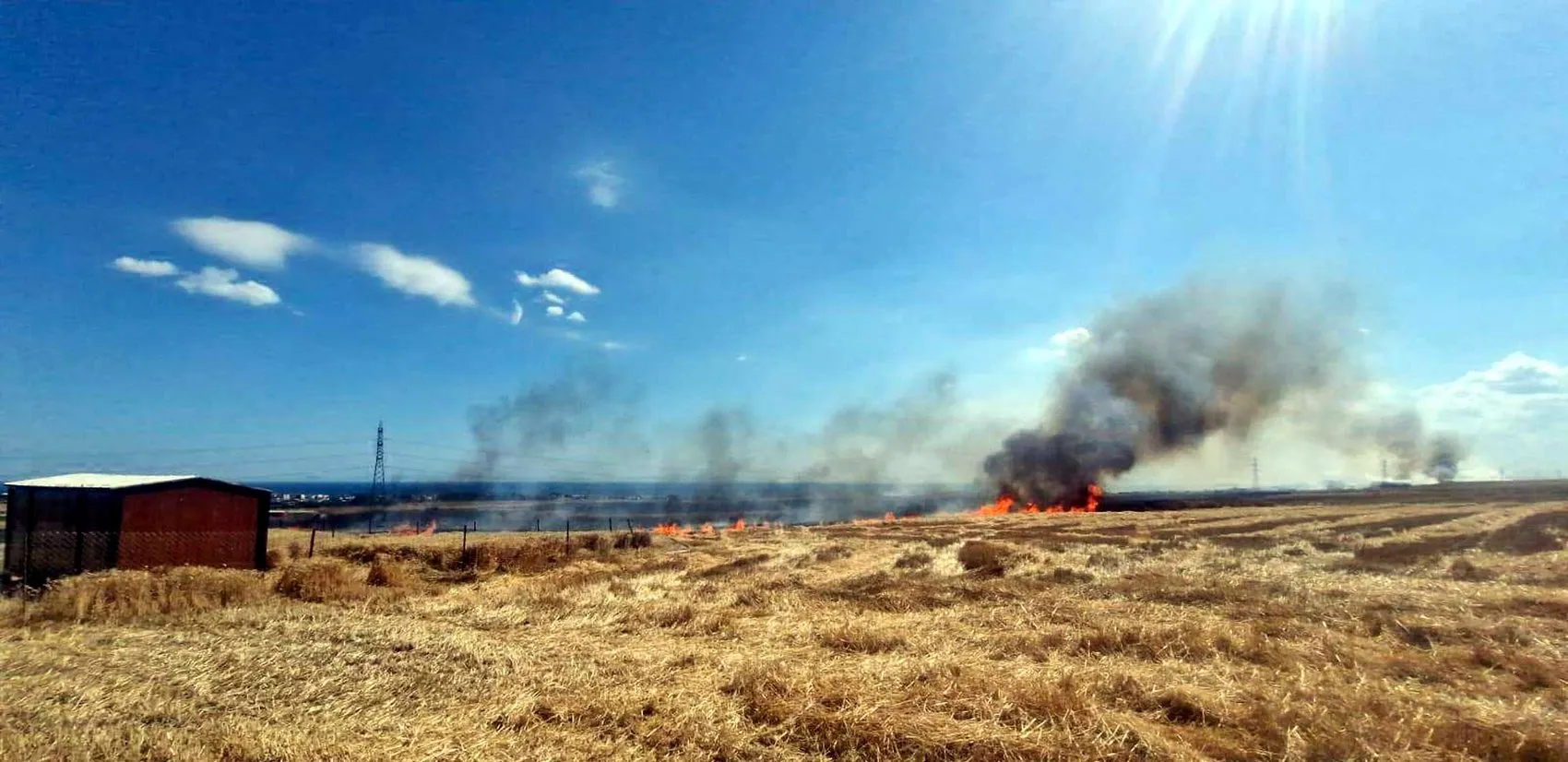 Tekirdağ’da tarla yangını Baraka ve karavanlar kül oldu