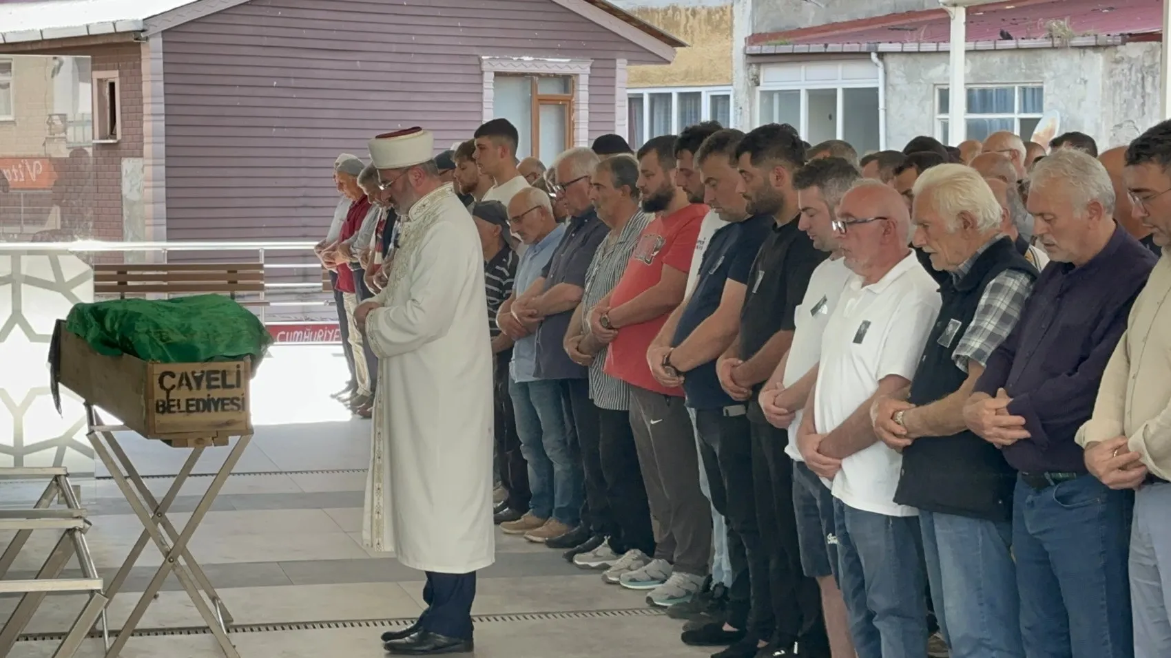 Rize’deki trafik kazasında hayatını kaybeden iki arkadaş defnedildi