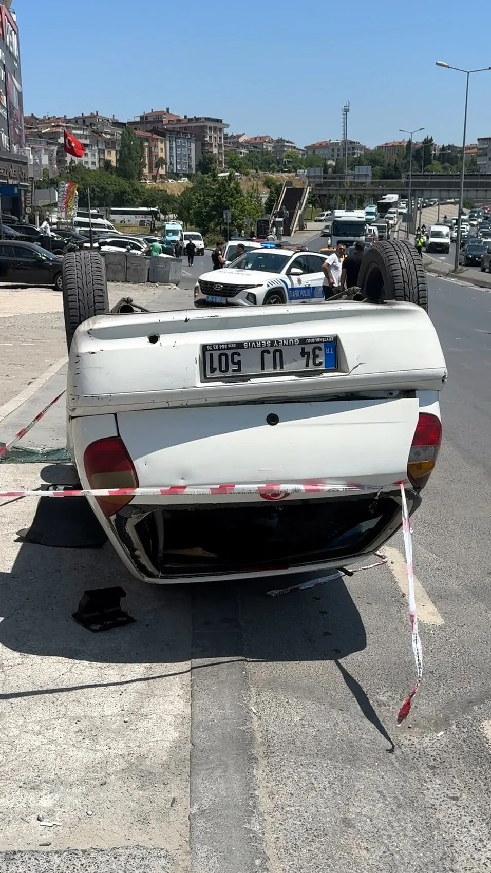 Avcılar'da kontrolden çıkan otomobil takla attı