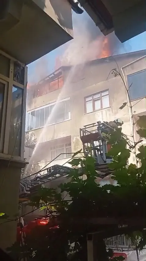 Tuzla'da alevler iki binayı birbirine kattı