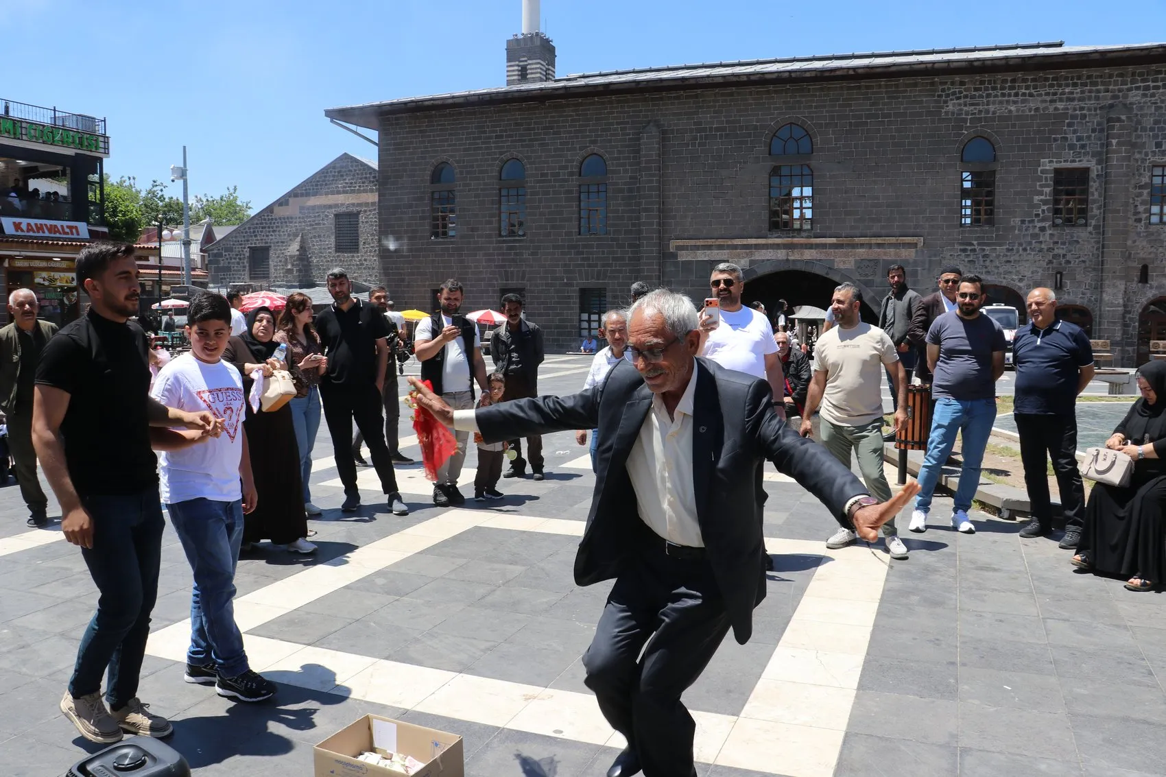 Diyarbakır sokaklarında bayram bereketi