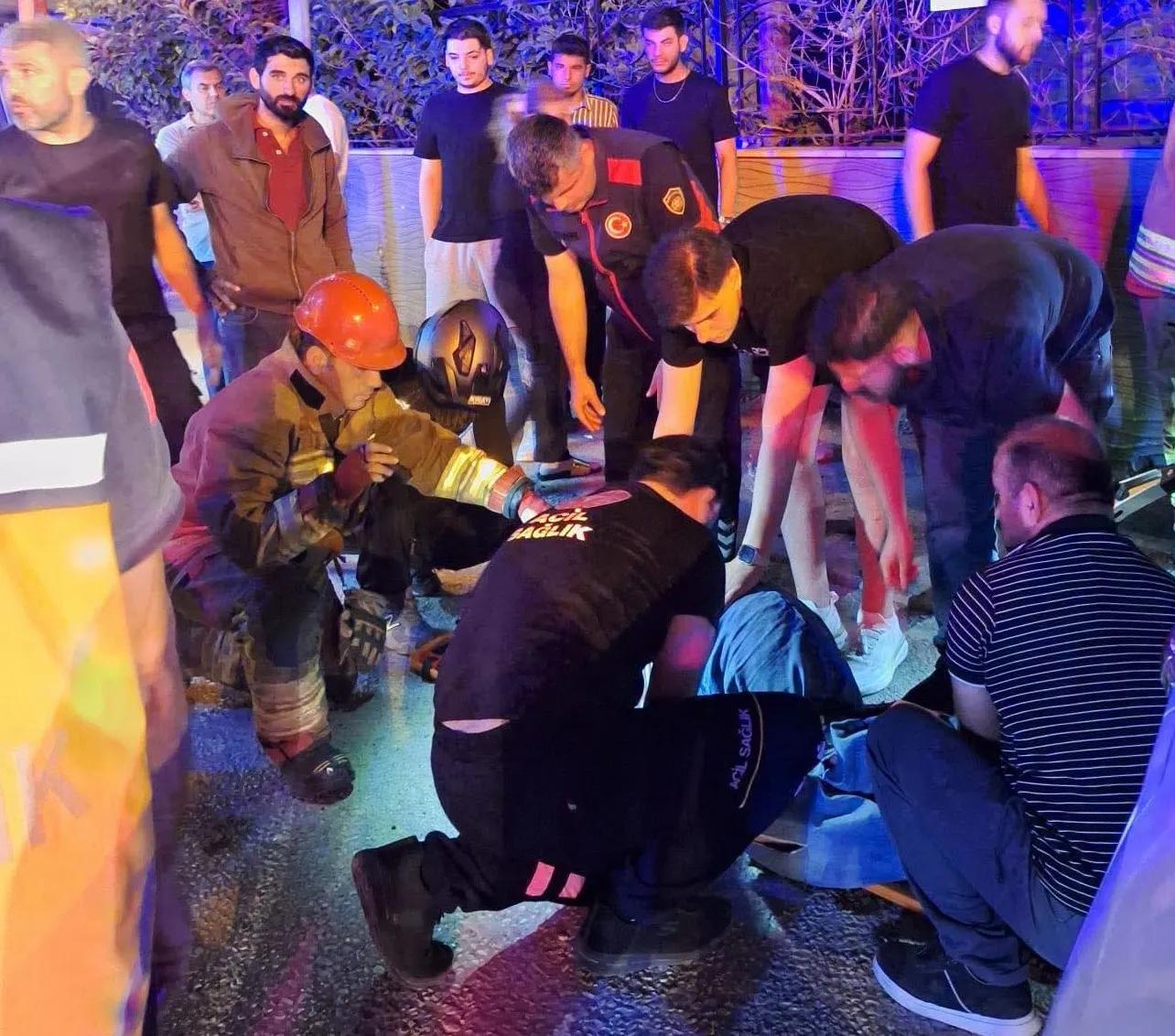 Arsuz’da otomobilin duvara çarptığı o anlar kameraya yansıdı