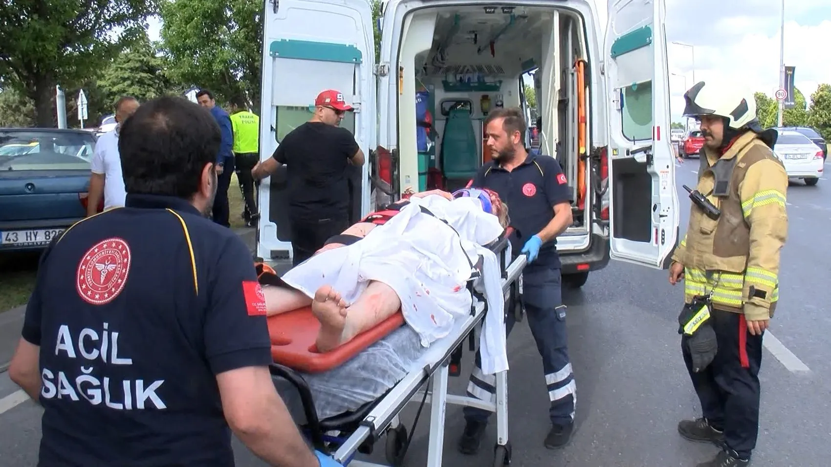 Bakırköy'de sabah kazası Otomobil ağaca çarptı
