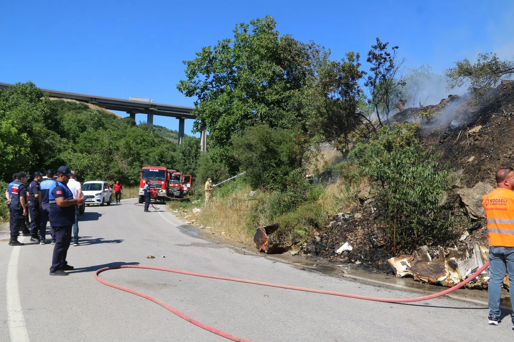 İzmit'te çöplükte başlayan yangın evleri tehdit etti