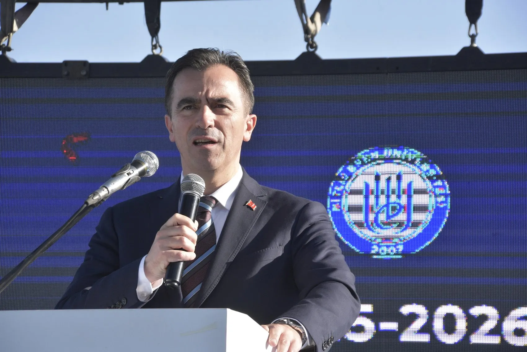 Bitlis Eren Üniversitesi'nde 2 bin 800 genç diplomayı aldı