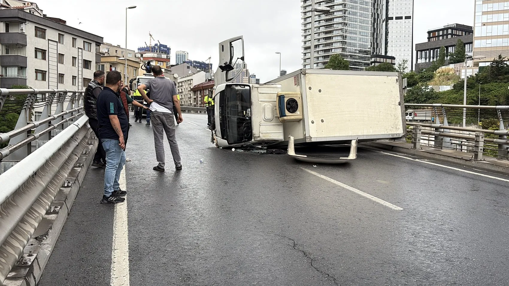 Şişli Bomonti Tüneli çıkışında devrilen kamyonet trafiği kilitledi
