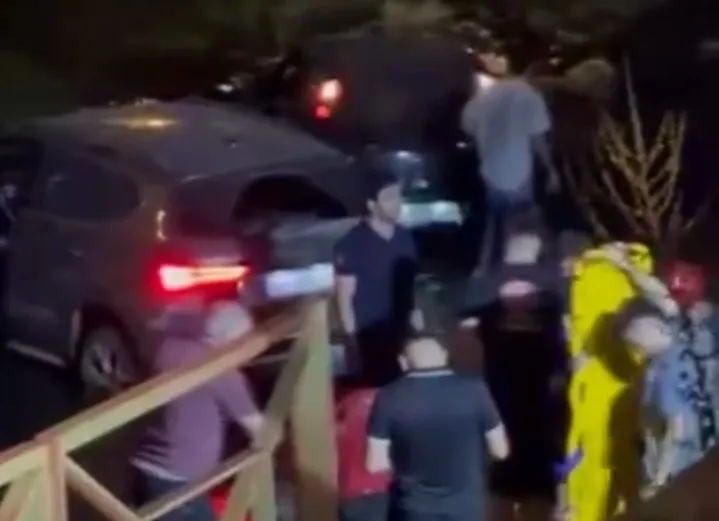 Bursa'da makas atan sürücü iki aracı dereye uçurdu