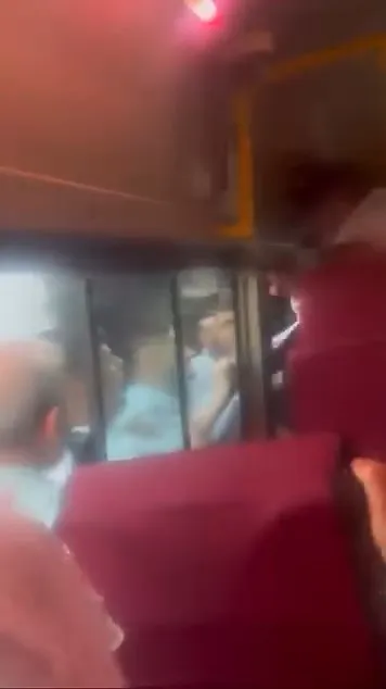 Bursa trafiğinde minibüsçülerin tehlikeli kavgası