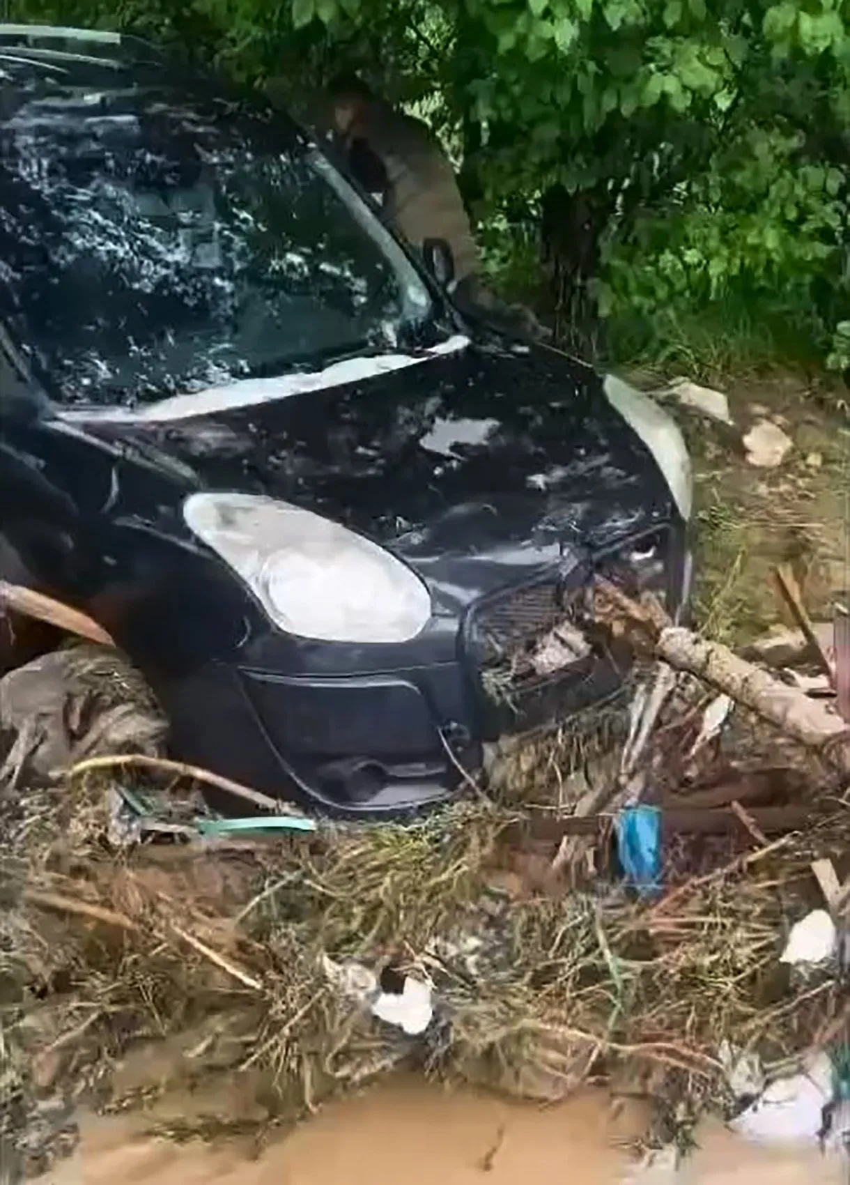 Niğde'de aniden bastıran sağanak üç aracı yuttu