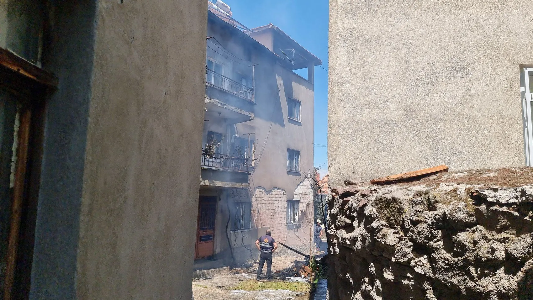 Kütahya Domaniç'te evlerin bahçesinde başlayan yangın mahalleyi birbirine kattı