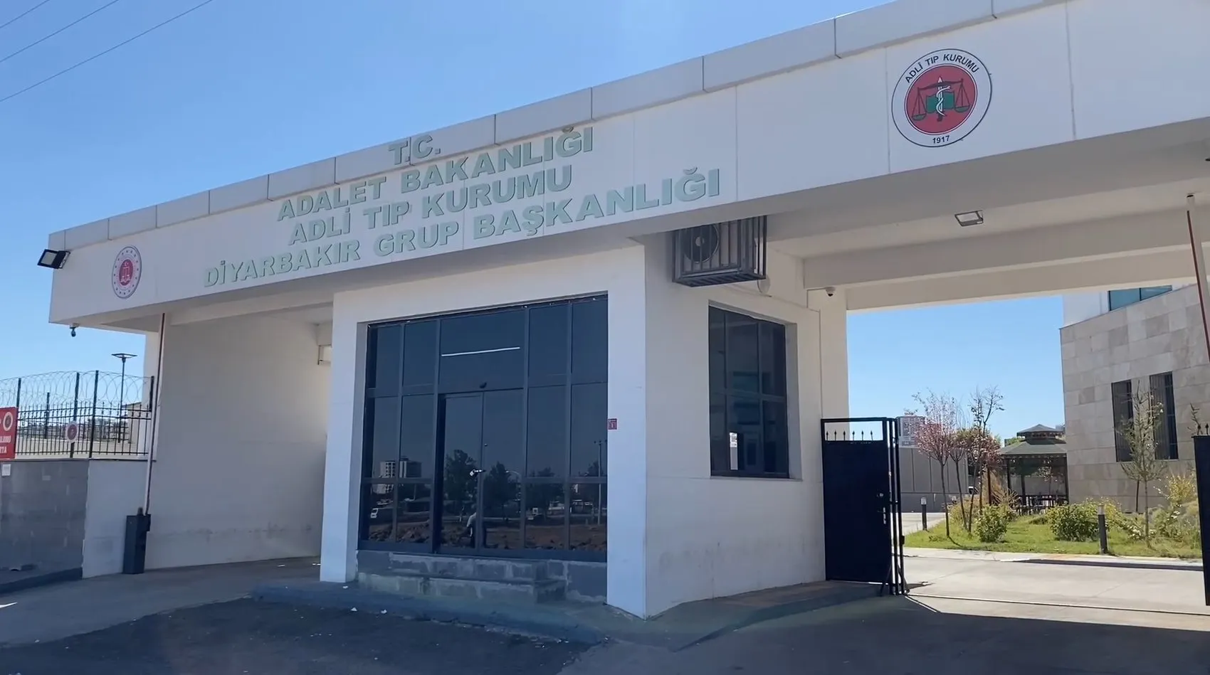 Diyarbakır'da oyun oynayan çocuk evde bulduğu silahla vuruldu