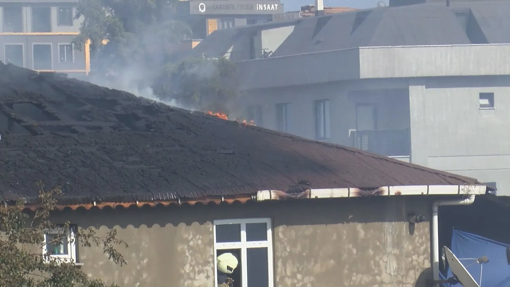 Sultanbeyli’de çatı yangını paniği