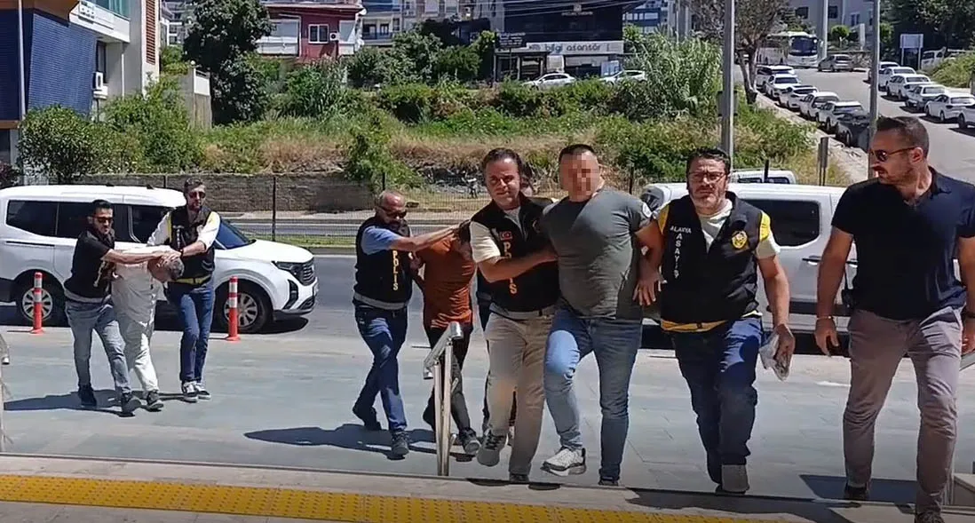 Alanya'da sokak ortasında cinayet
