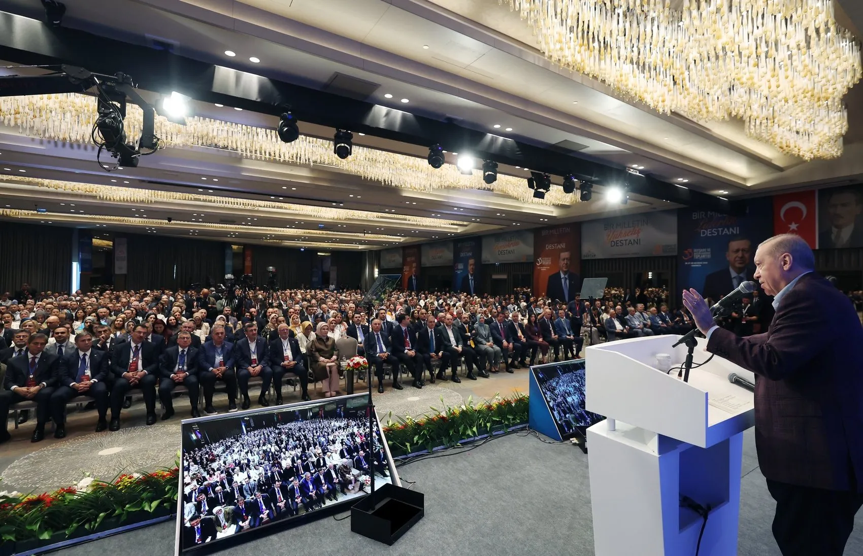 Emine Erdoğan'dan AK Parti'nin yeni yol haritasına destek mesajı