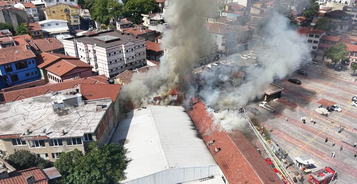 Bursa Tarihi Çarşıda Gece Vakti Çıkan Yangın Korkuttu