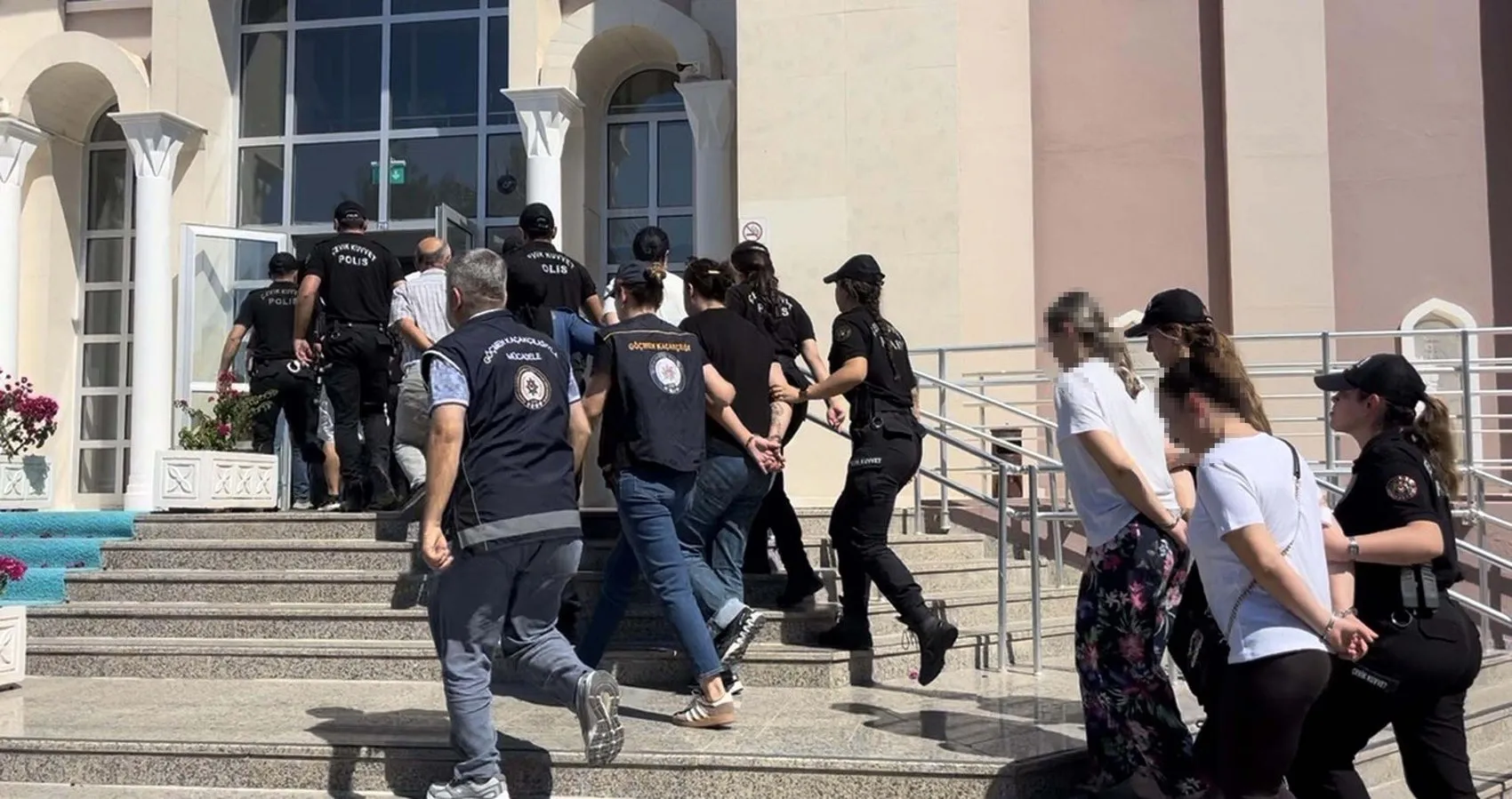 Muğla merkezli göçmen kaçakçılığı operasyonunda 18 kişi adliyede