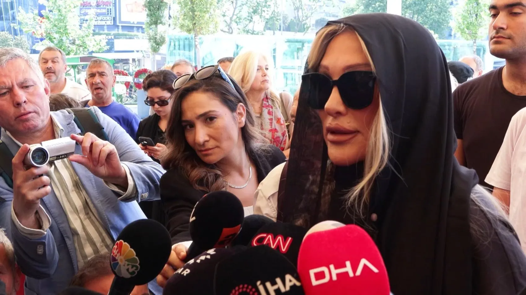 Televizyon dünyasının unutulmaz ismi Reha Muhtar son yolculuğuna uğurlandı