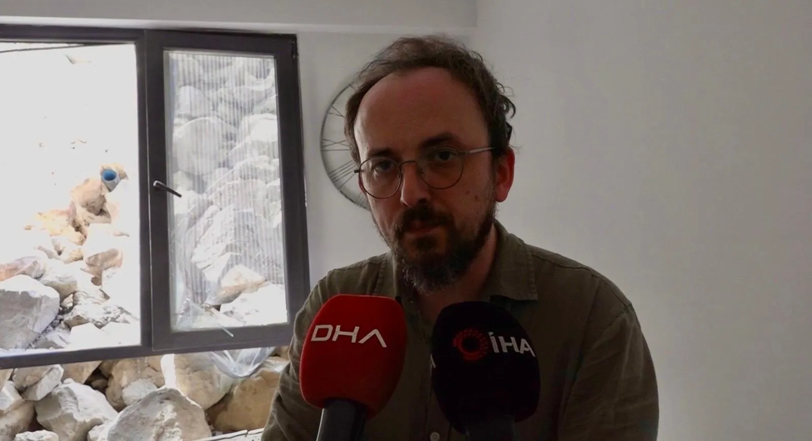 Trabzon'da faciadan dönüldü İstinat duvarı evin içine çöktü