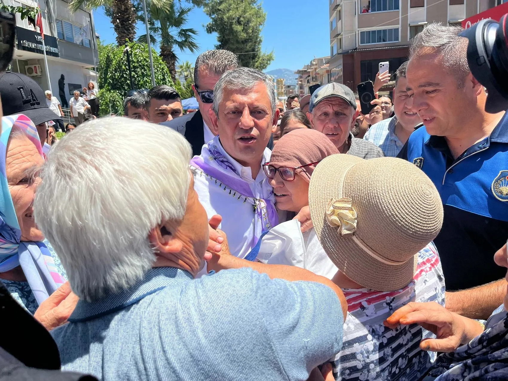 Özgür Özel'den İzmir'de meydan okuma