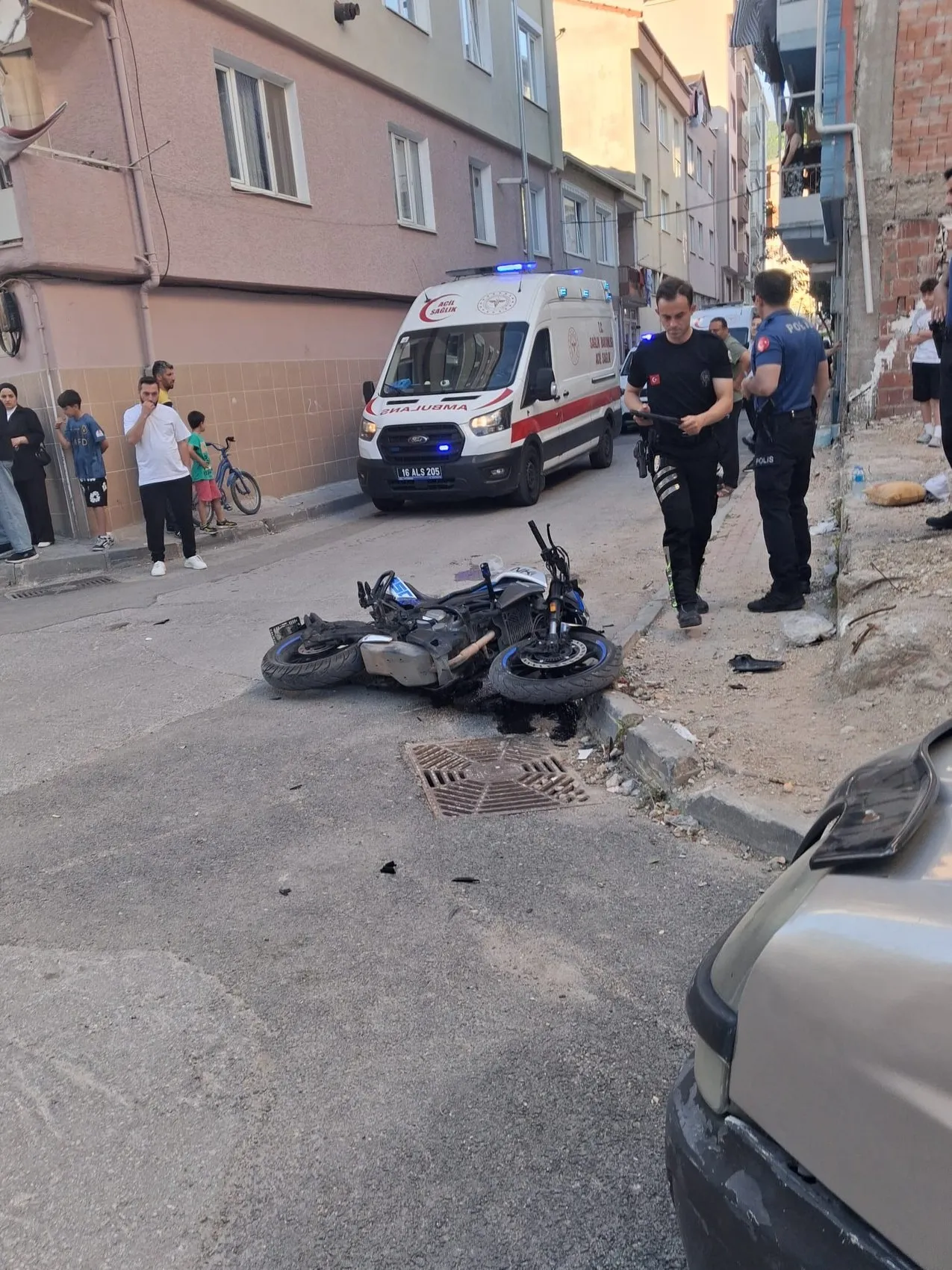 Gemlikte trafik kazası genç sürücüyü hastanelik etti