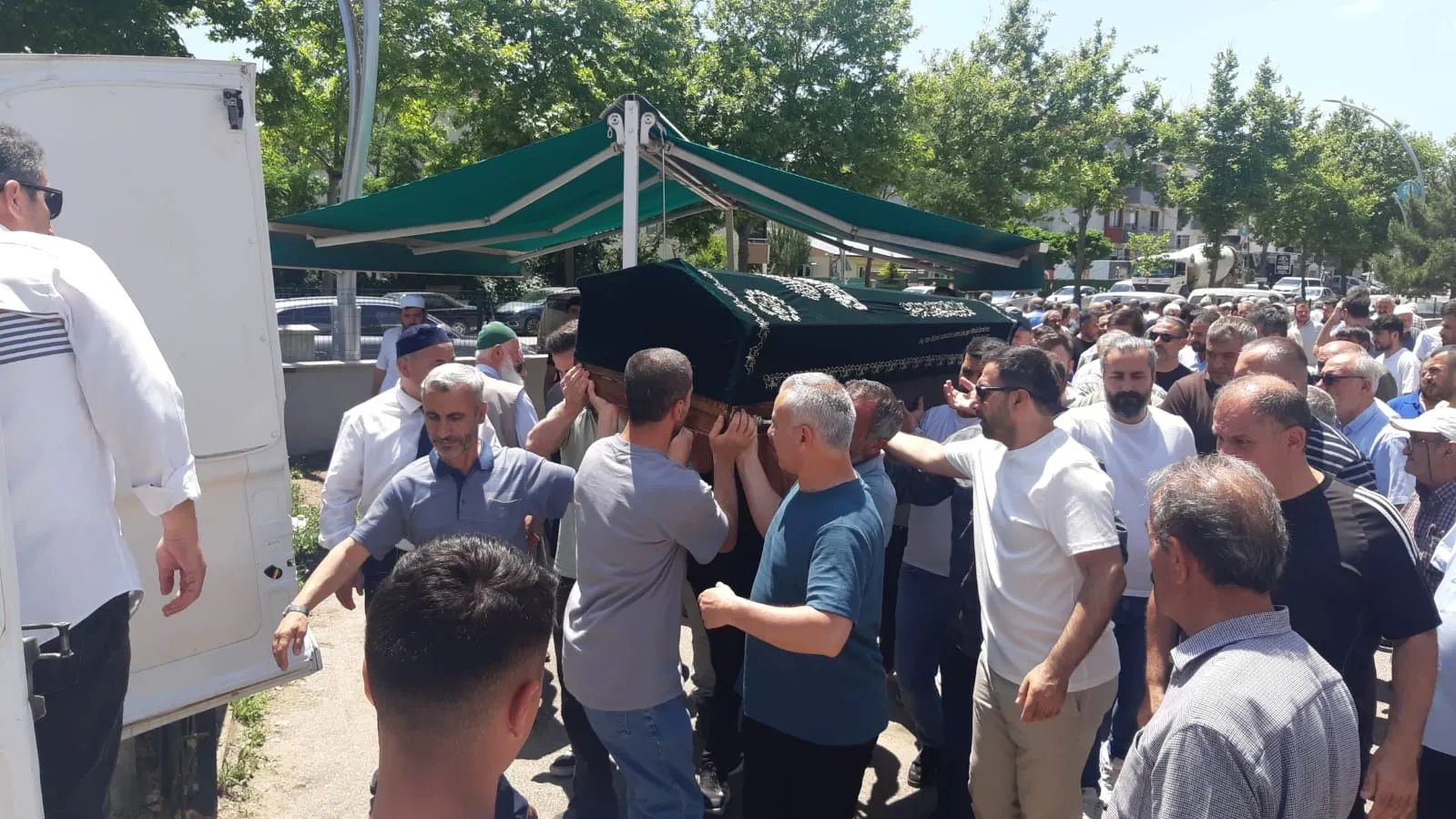 Kocaeli'de kahreden olay Baba yaşamına son verdi, SMA hastası oğlu hastaneye kaldırıldı
