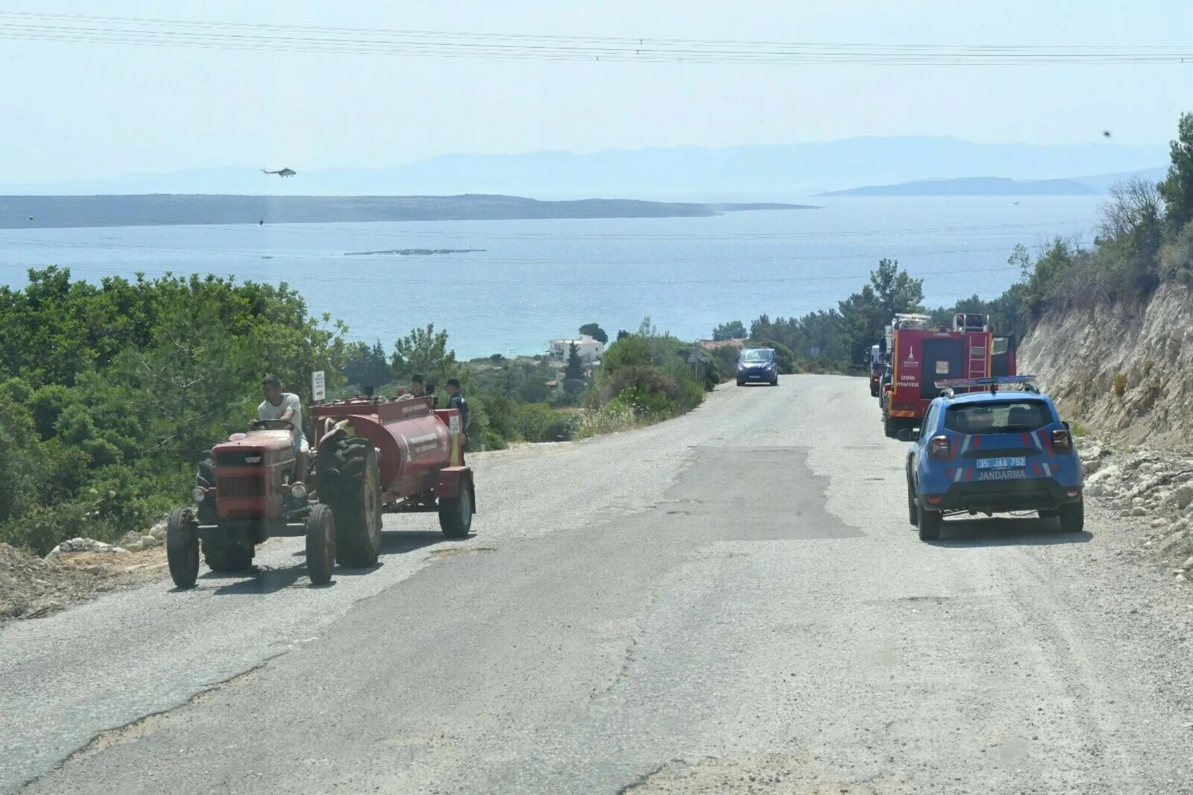 Urla Balıklıova’da orman yangını korkuttu