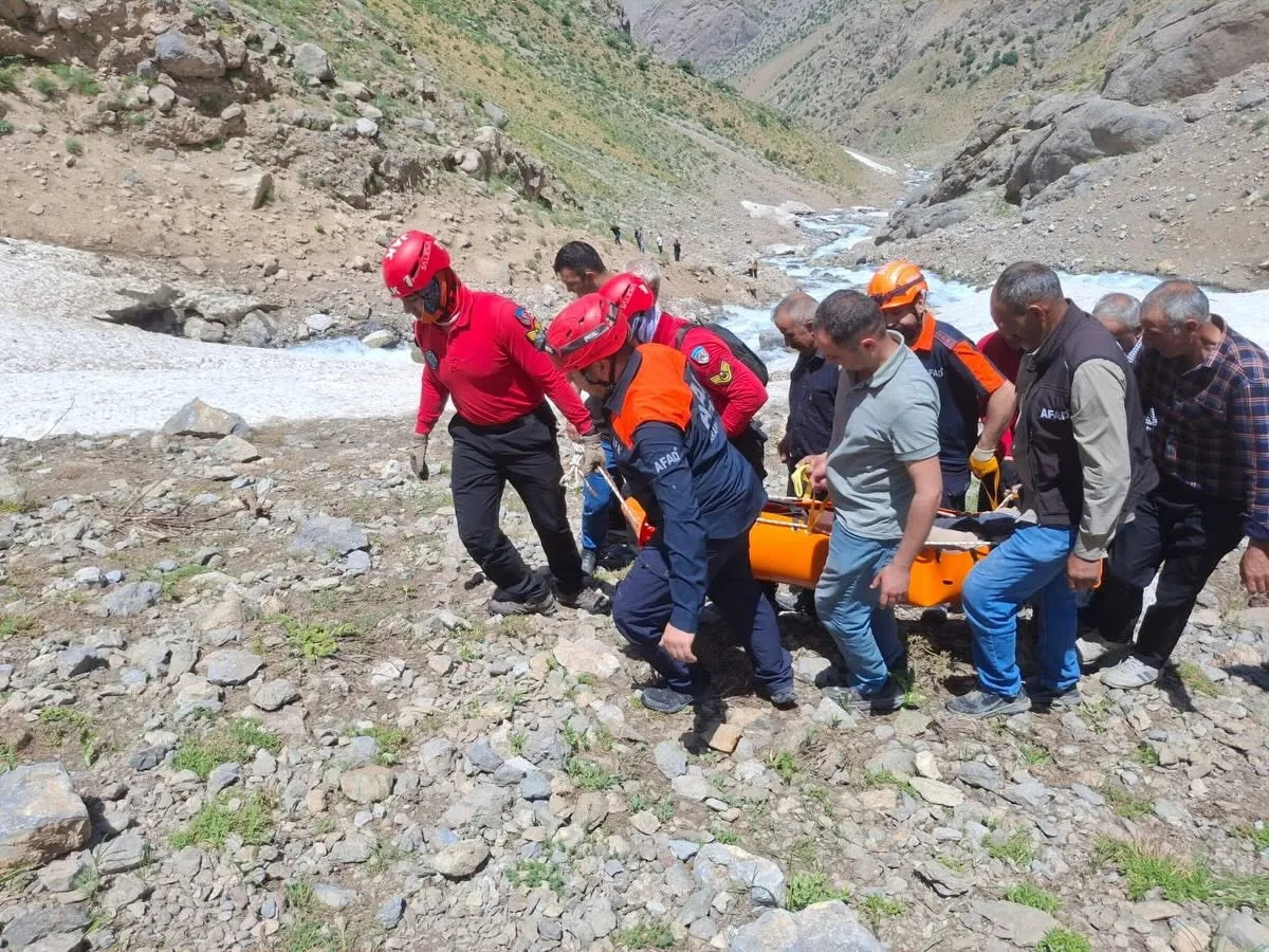Hakkari'de sarp kayalıklarda mahsur kalan köylüyü helikopter kurtardı